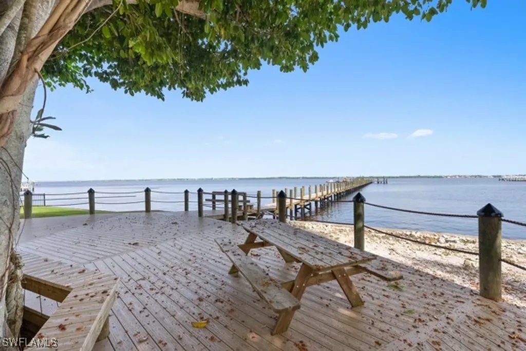 819 James Street Fort Myers FL 33916