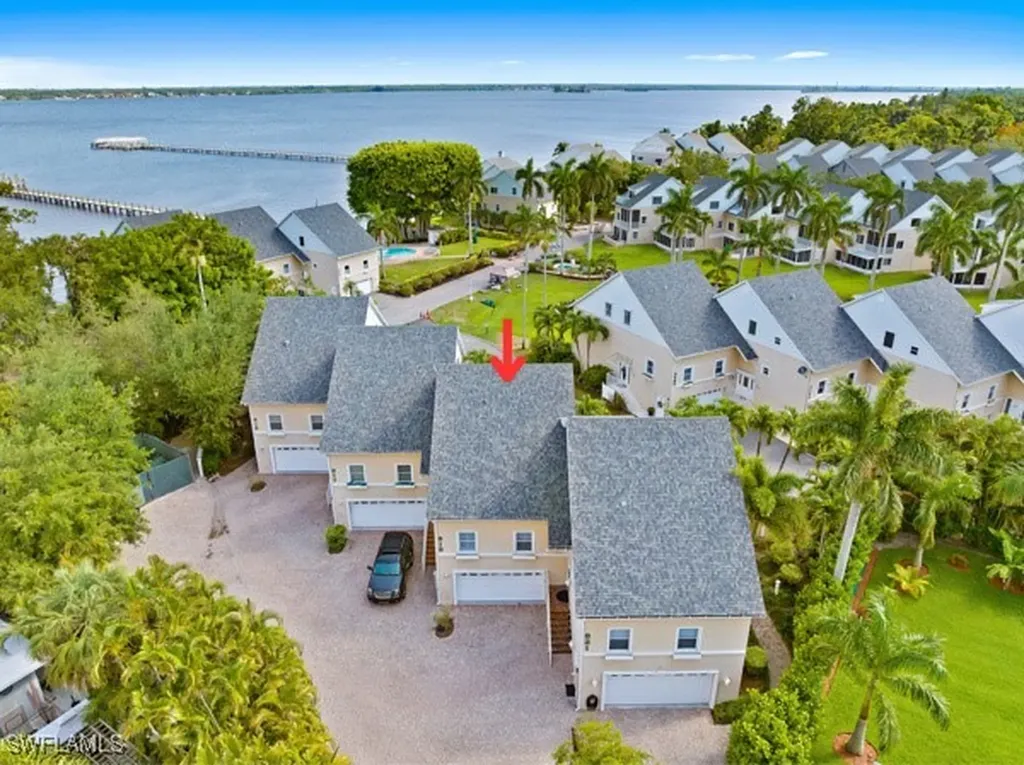 819 James Street Fort Myers FL 33916
