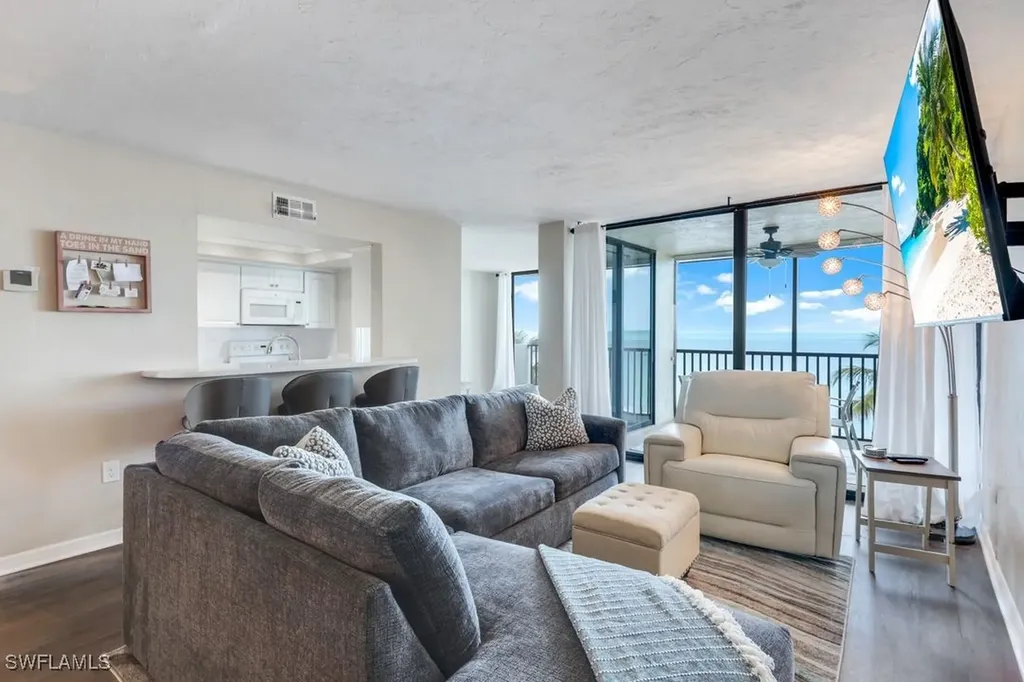 10475 Gulfshore Drive Naples FL 34108-2053