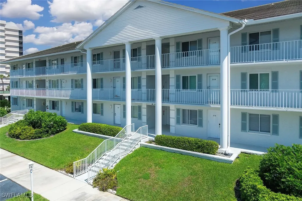 10686 Gulf Shore Drive Naples FL 34108