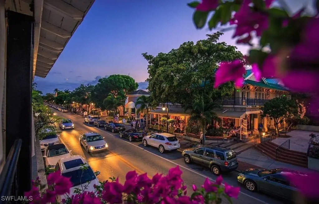 300 Wentworth Court Naples FL 34104