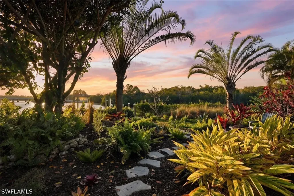 193 Cocohatchee Street Naples FL 34110
