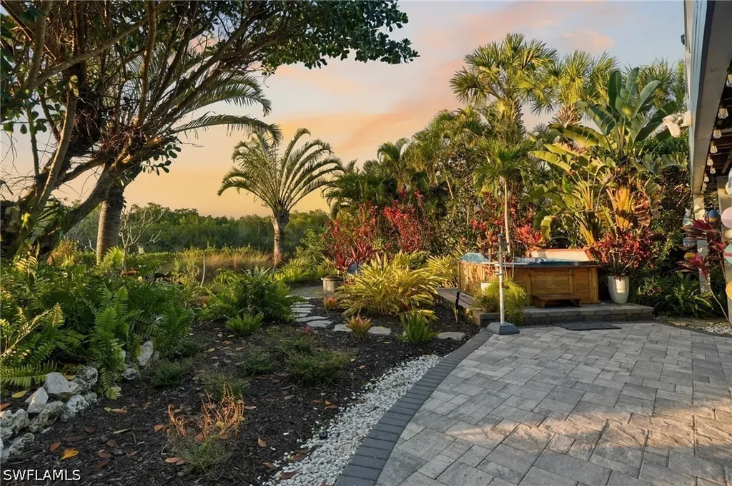 193 Cocohatchee Street Naples FL 34110