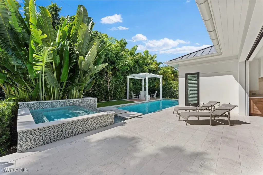 644 W Lake Drive Naples FL 34102