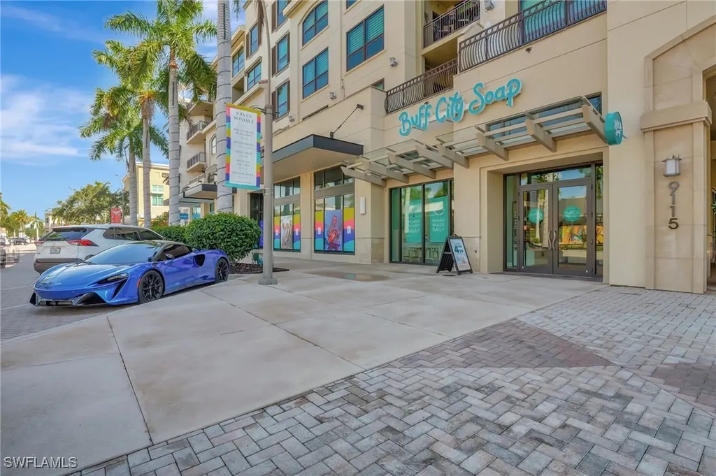 9115 Strada Place Naples FL 34108