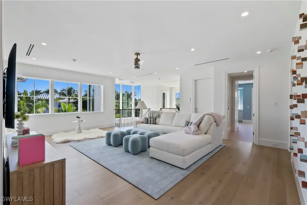 285 Central Avenue Naples FL 34102
