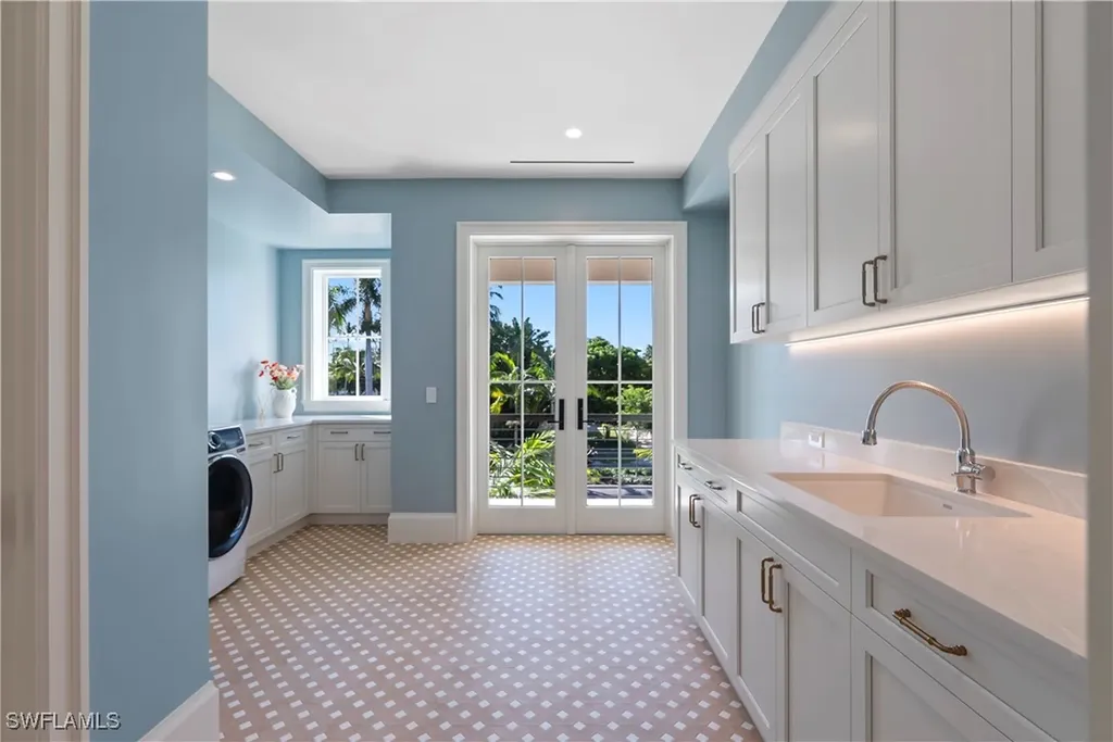 285 Central Avenue Naples FL 34102