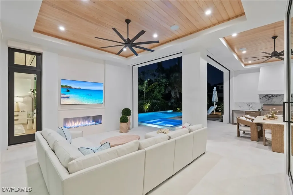 285 Central Avenue Naples FL 34102