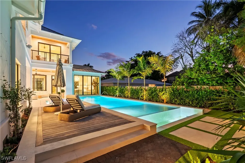 285 Central Avenue Naples FL 34102