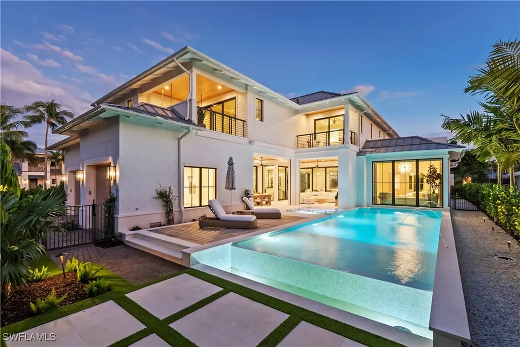 285 Central Avenue Naples FL 34102