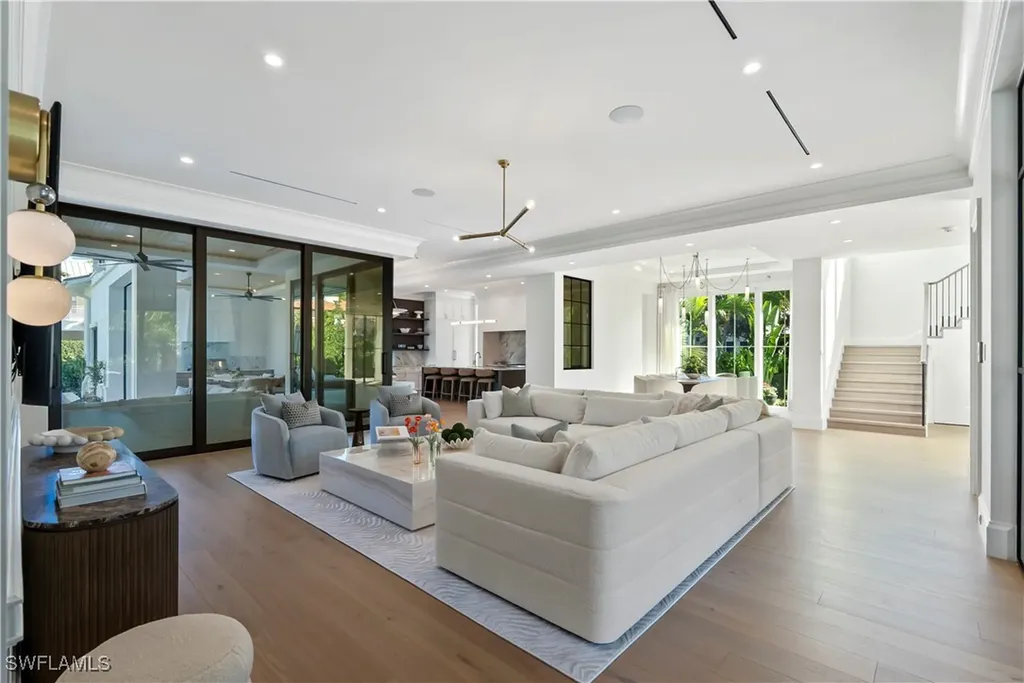285 Central Avenue Naples FL 34102