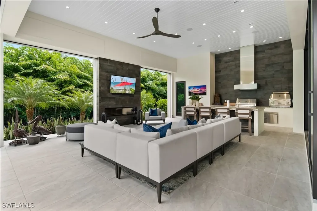 882 Cassena Road Naples FL 34108