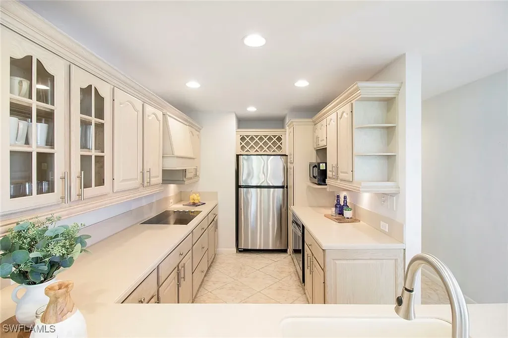2011 Gulf Shore Boulevard N Naples FL 34102