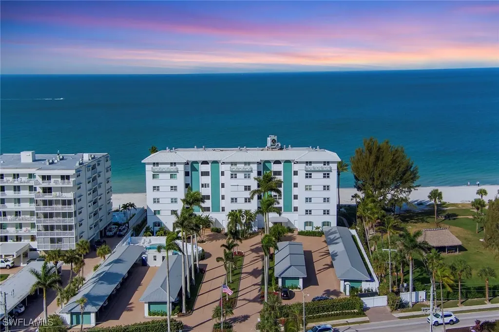 2011 Gulf Shore Boulevard N Naples FL 34102