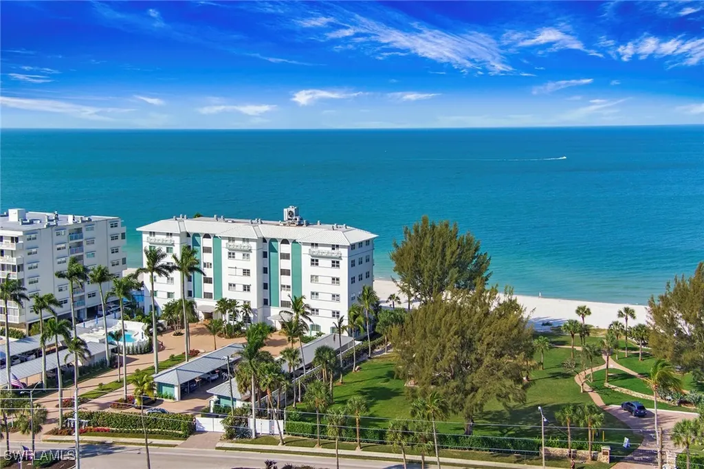 2011 Gulf Shore Boulevard N Naples FL 34102