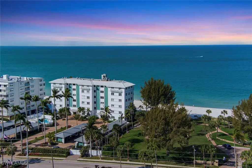 2011 Gulf Shore Boulevard N Naples FL 34102