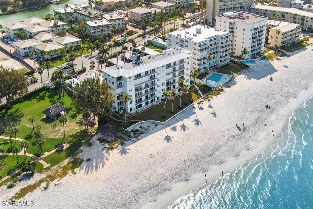 2011 Gulf Shore Boulevard N Naples FL 34102