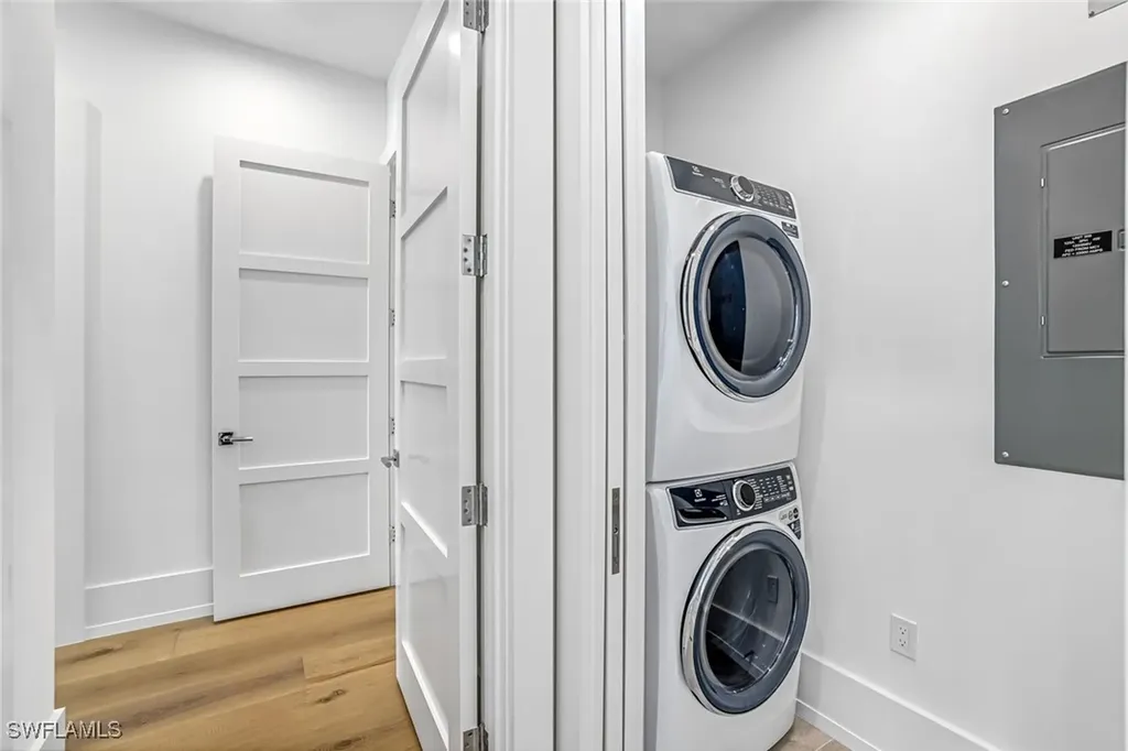 201 8th Street S Naples FL 34102