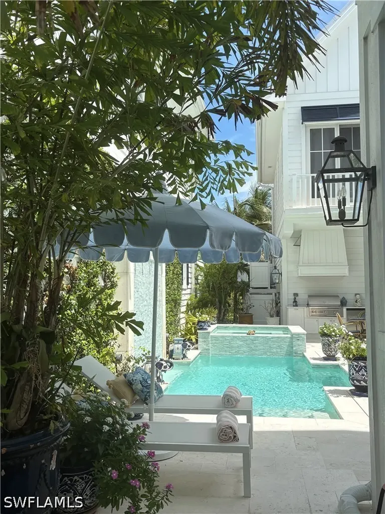 909 10th Avenue S Naples FL 34102