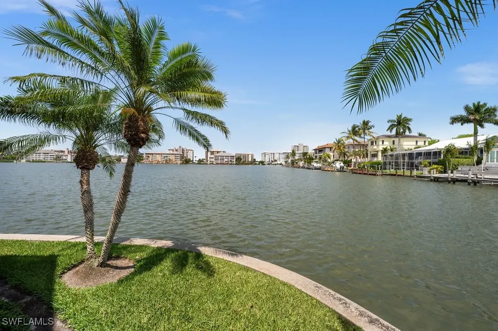 371 Bayside Avenue Naples FL 34108