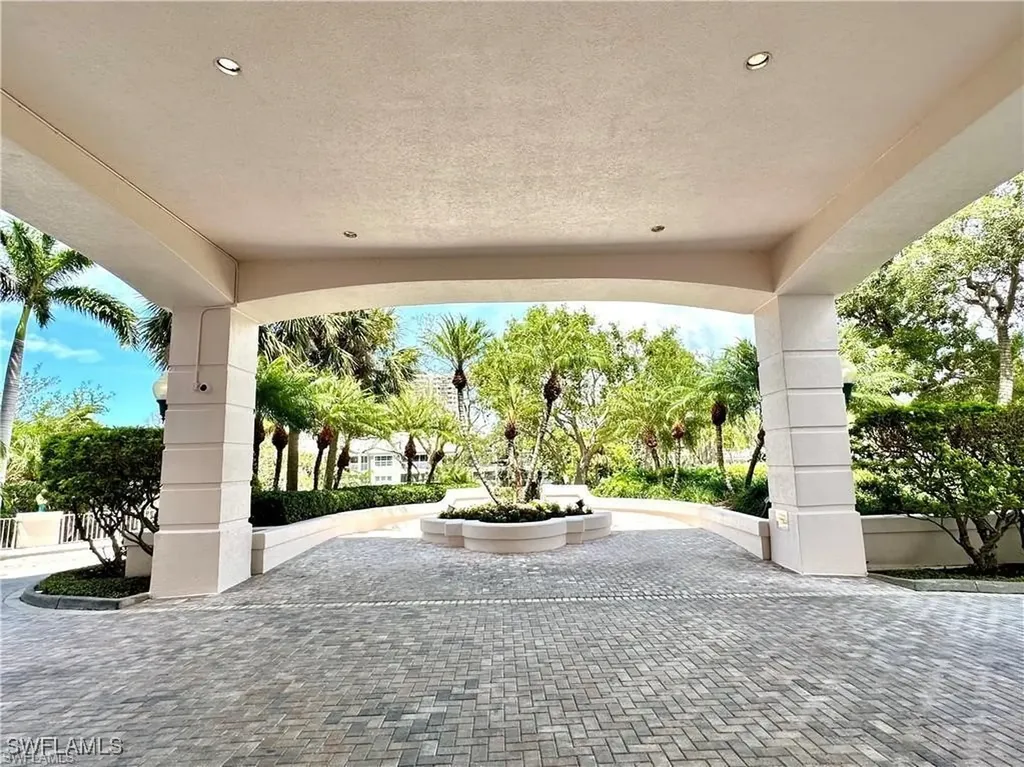 100 Glenview Place Naples FL 34108