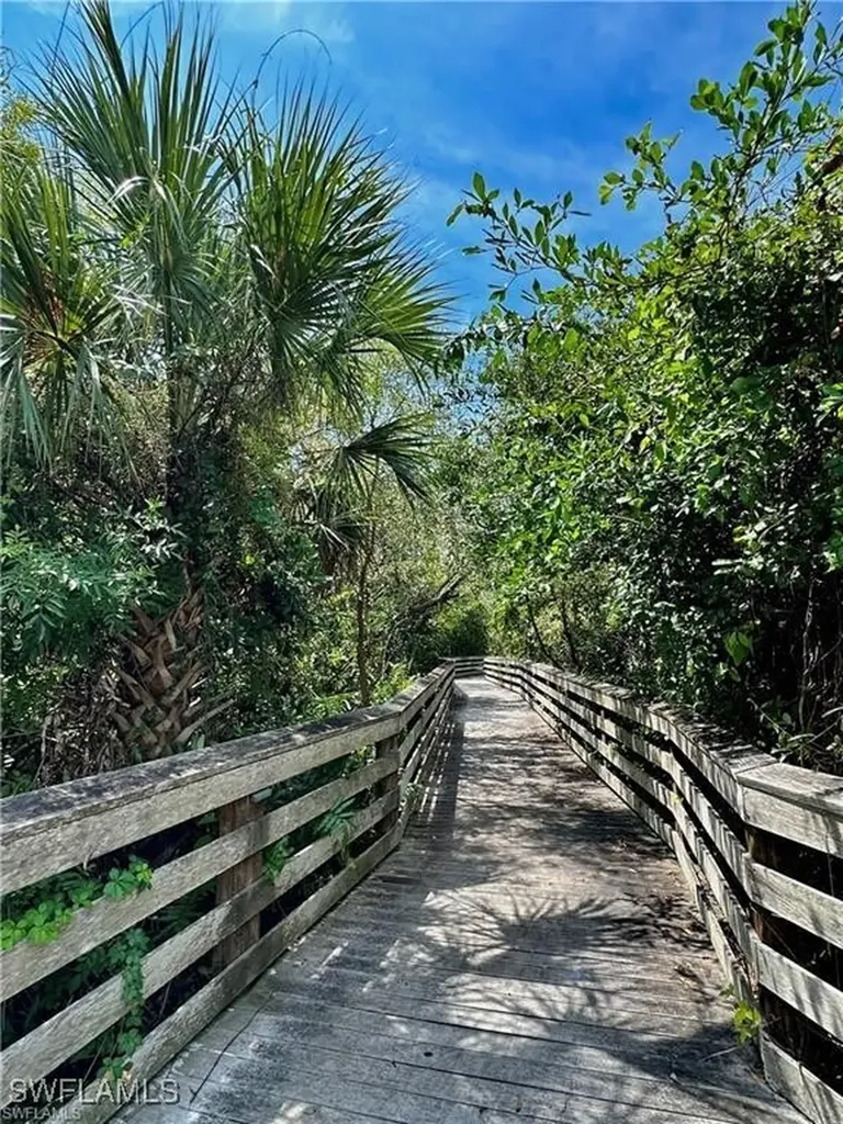 100 Glenview Place Naples FL 34108