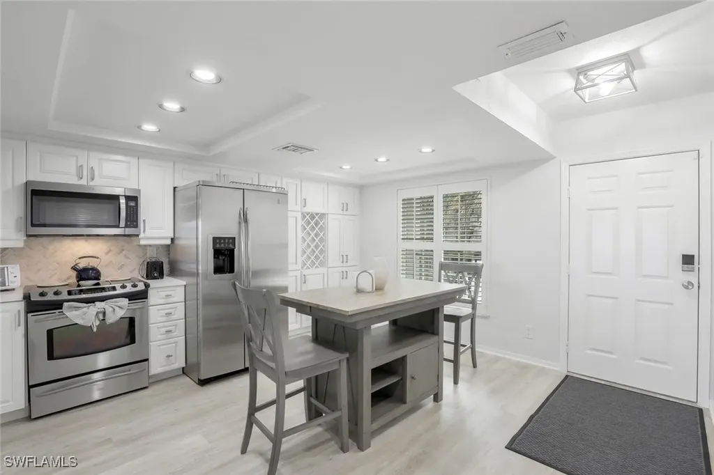 9101 Vanderbilt Drive Naples FL 34108