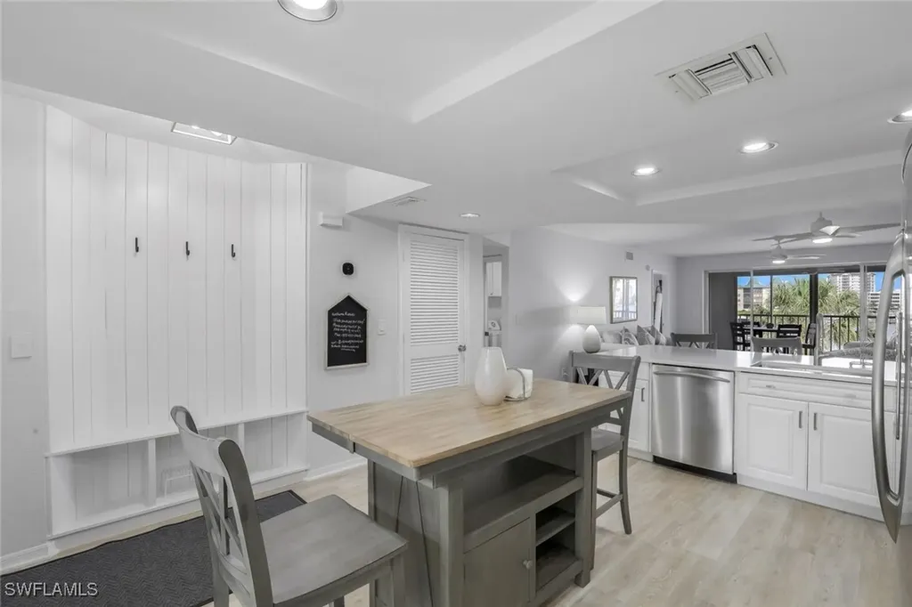 9101 Vanderbilt Drive Naples FL 34108