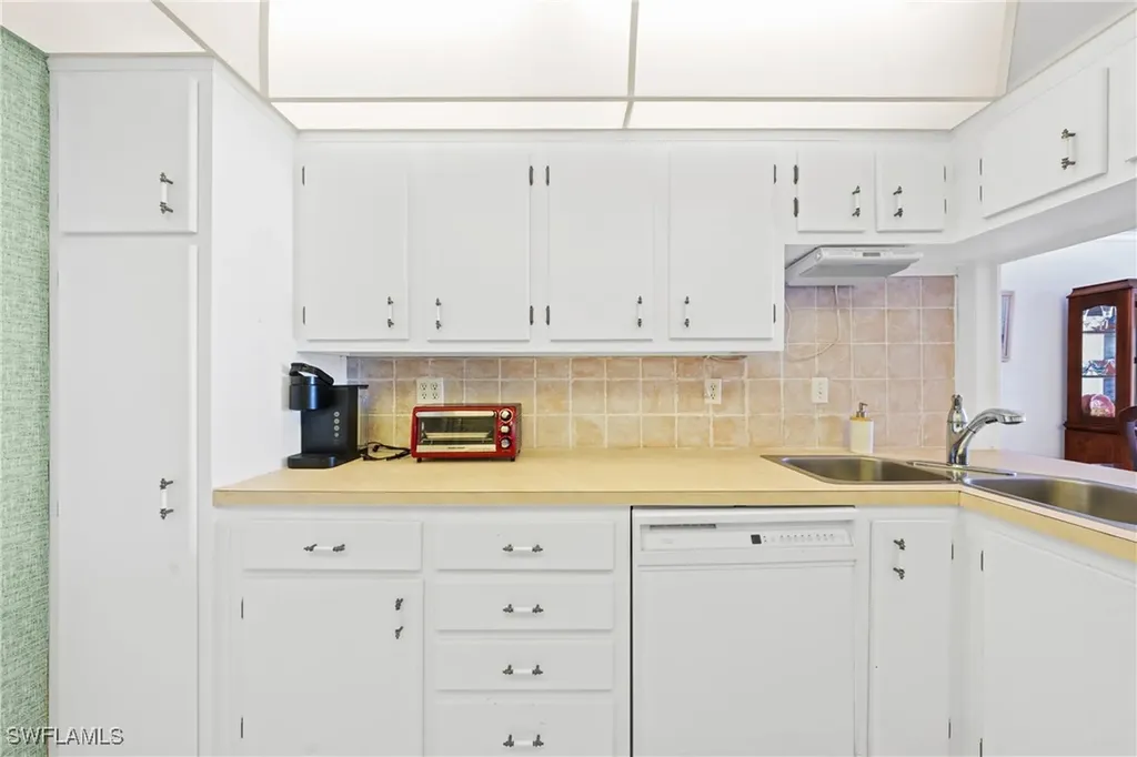 1977 Gulf Shore Boulevard N Naples FL 34102