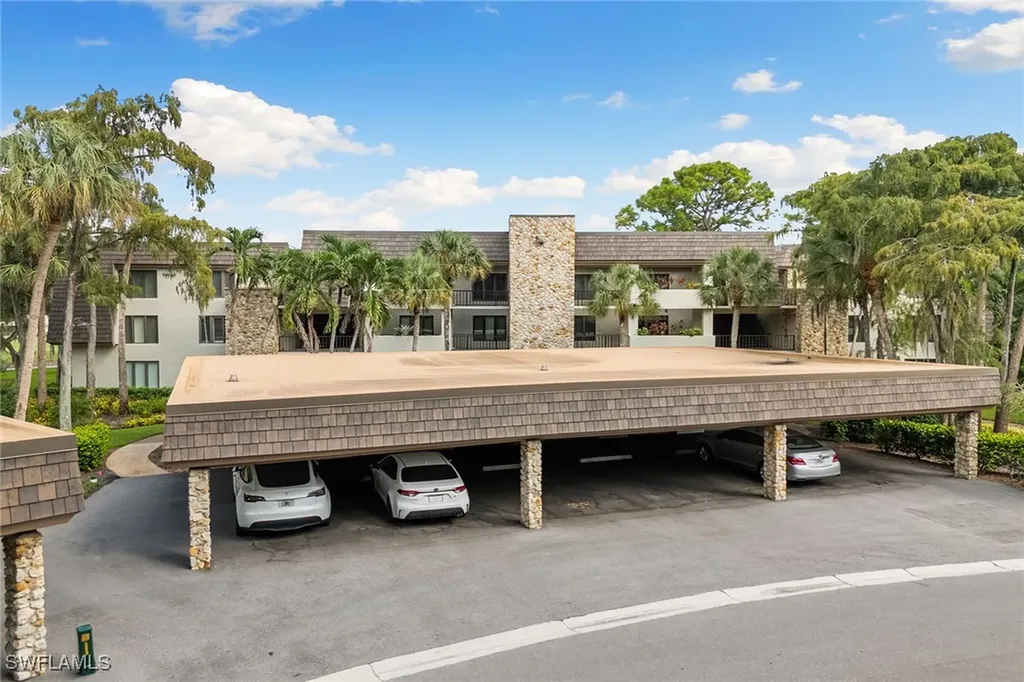 105 Clubhouse Lane Naples FL 34105