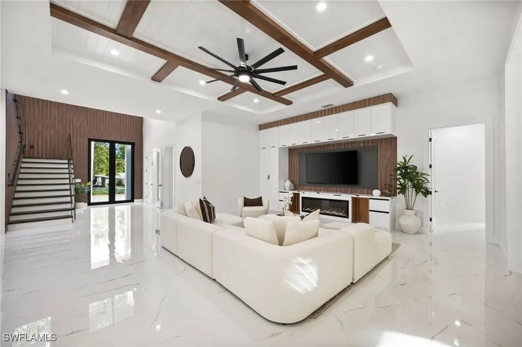 135 7th Street N Naples FL 34102