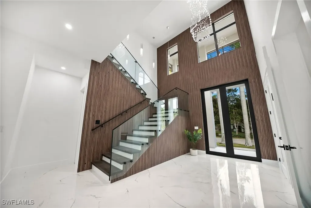 135 7th Street N Naples FL 34102