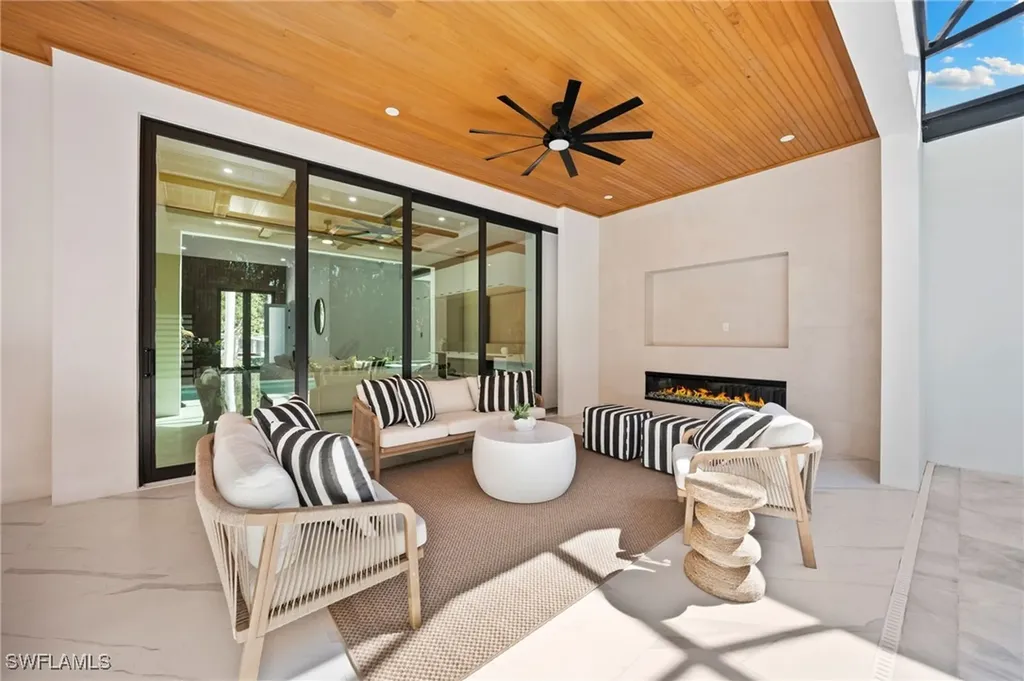 135 7th Street N Naples FL 34102