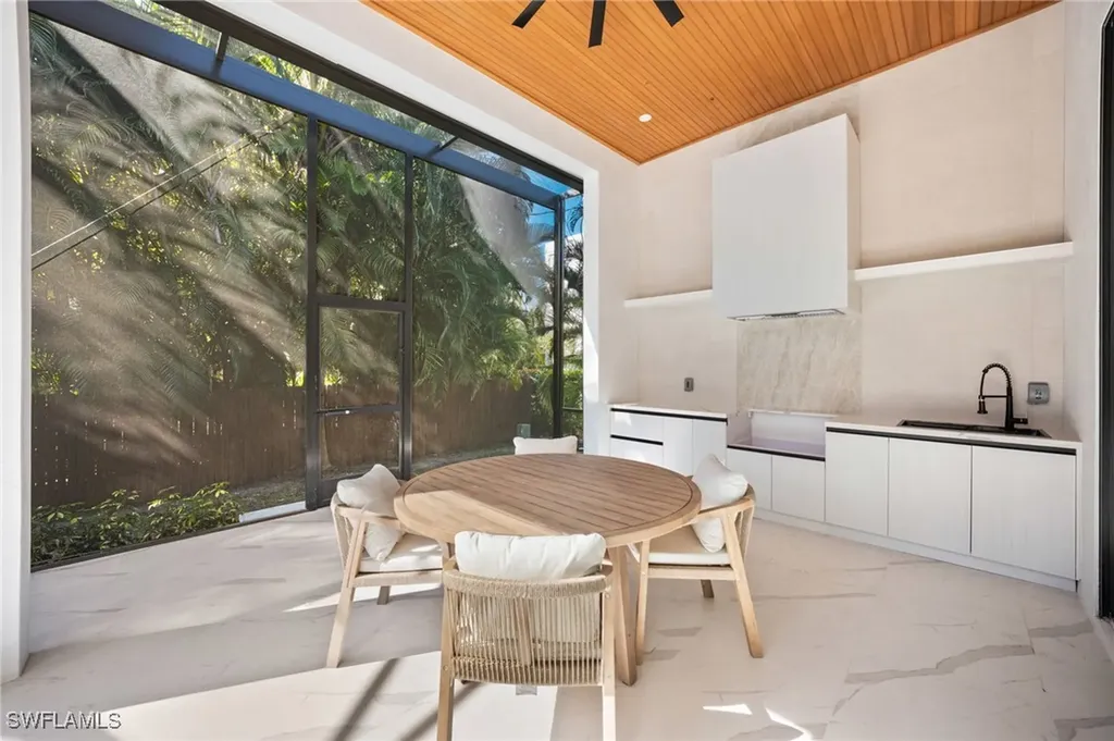 135 7th Street N Naples FL 34102