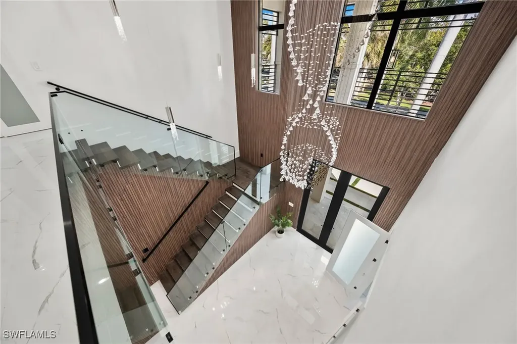 135 7th Street N Naples FL 34102