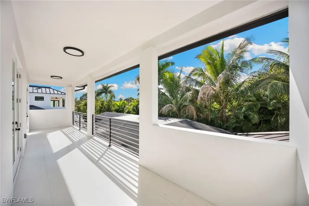 135 7th Street N Naples FL 34102