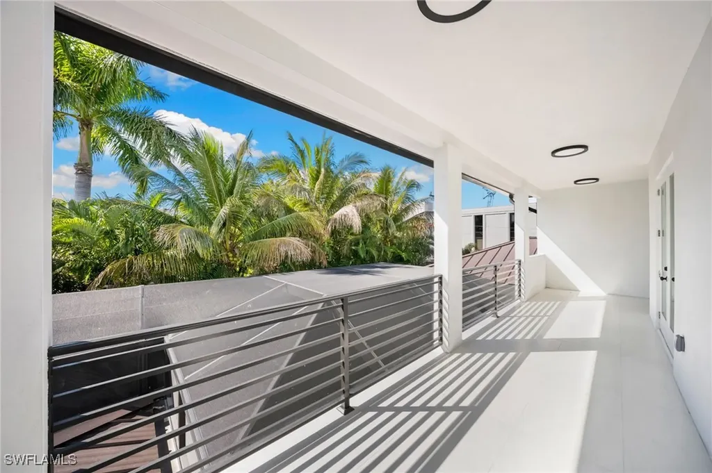 135 7th Street N Naples FL 34102