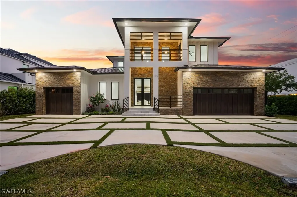 135 7th Street N Naples FL 34102