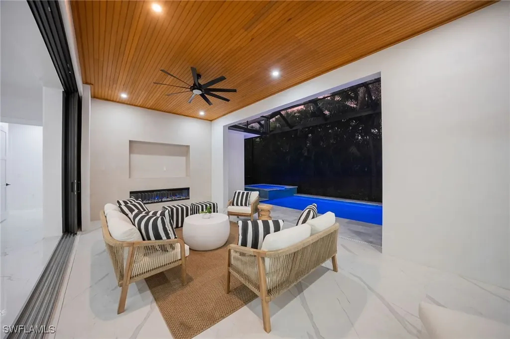 135 7th Street N Naples FL 34102