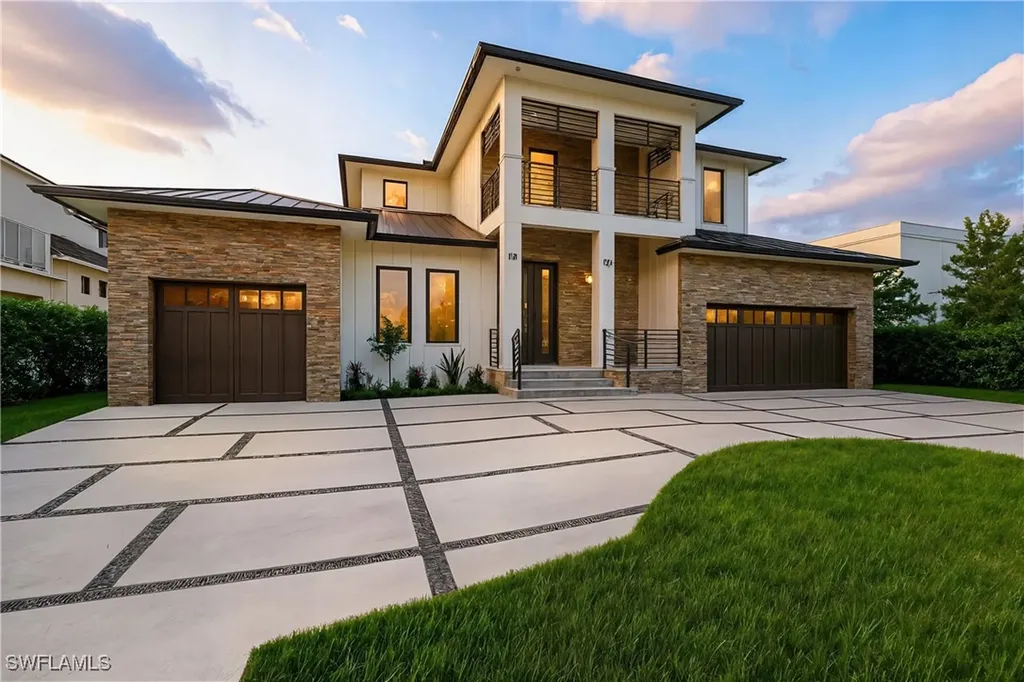 135 7th Street N Naples FL 34102