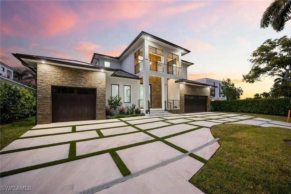 135 7th Street N Naples FL 34102