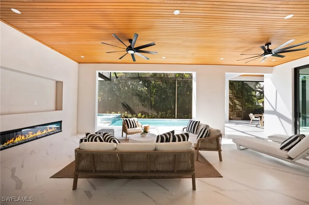 135 7th Street N Naples FL 34102