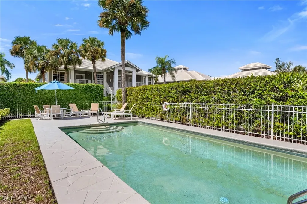 496 Edgemere Way E Naples FL 34105