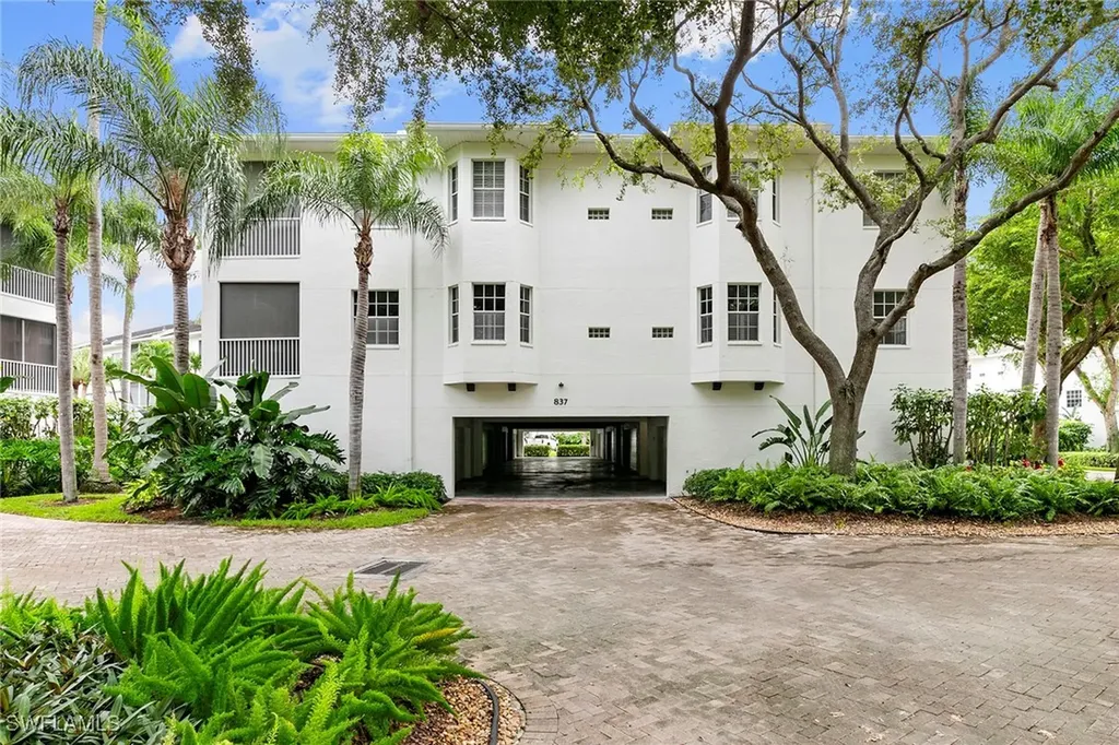 837 Sailaway Lane Naples FL 34108