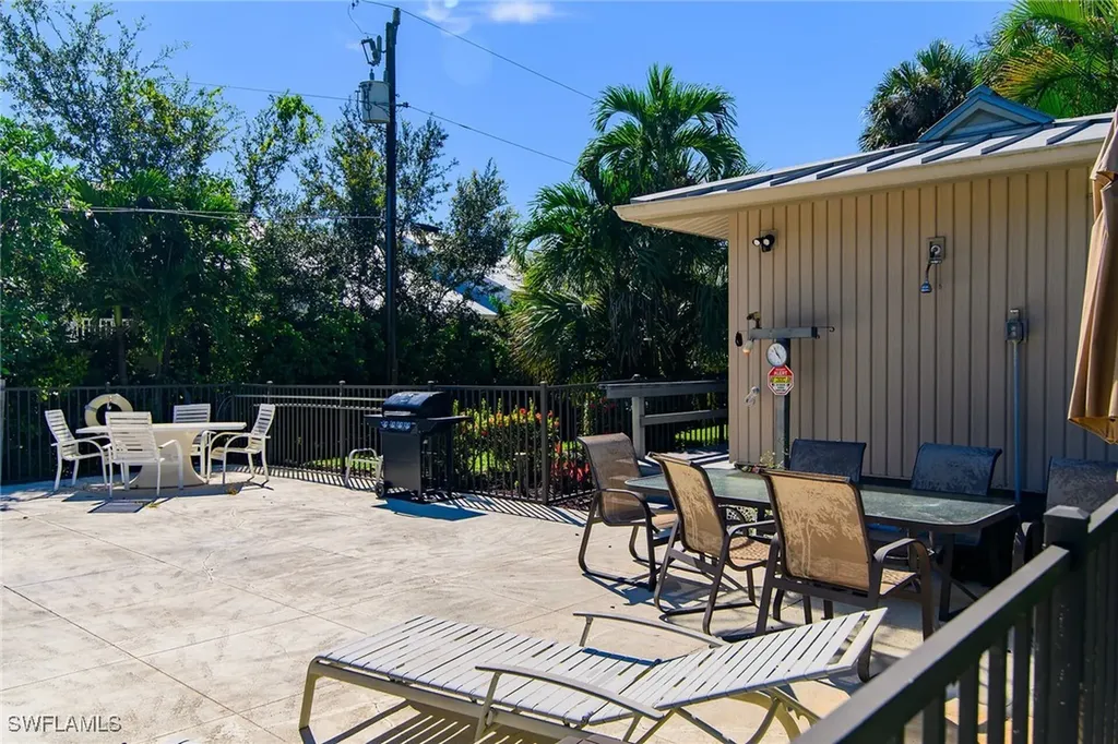 900 Henderson Creek Drive Naples FL 34114