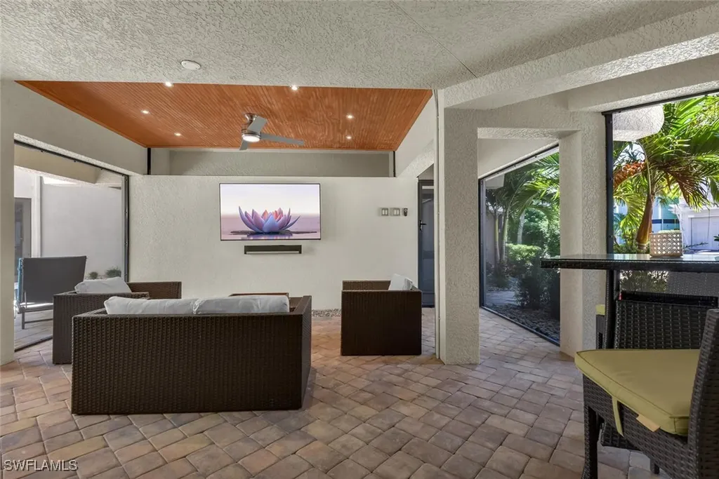 684 10th Avenue S Naples FL 34102