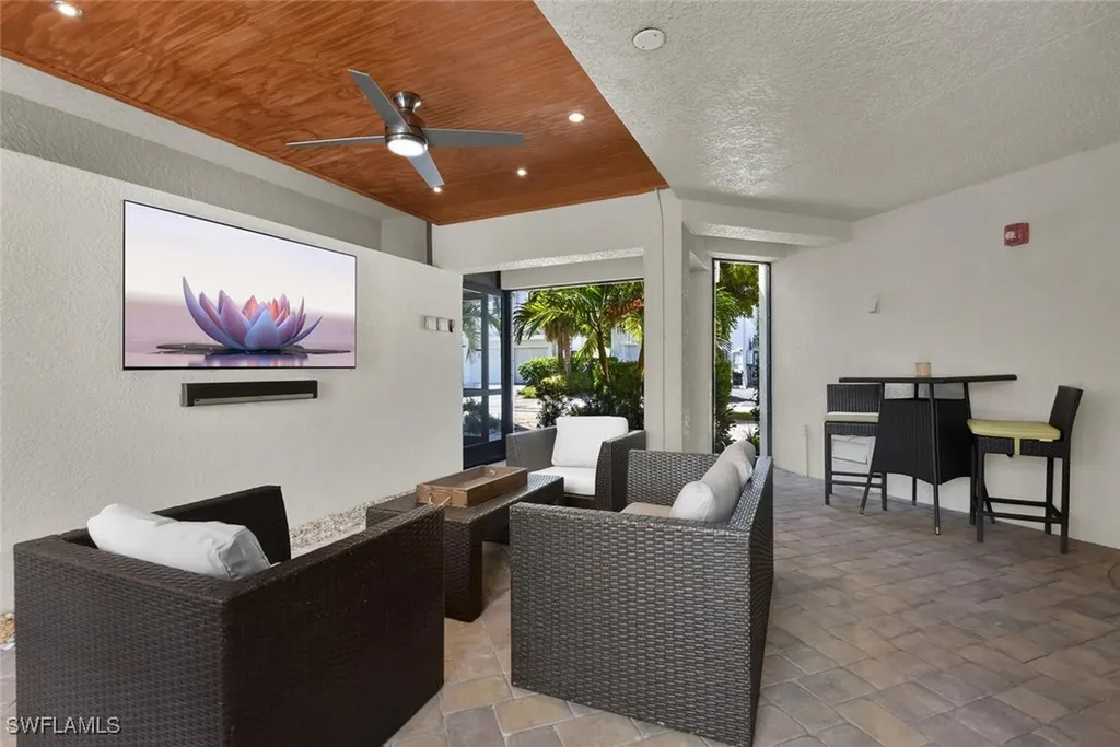 684 10th Avenue S Naples FL 34102