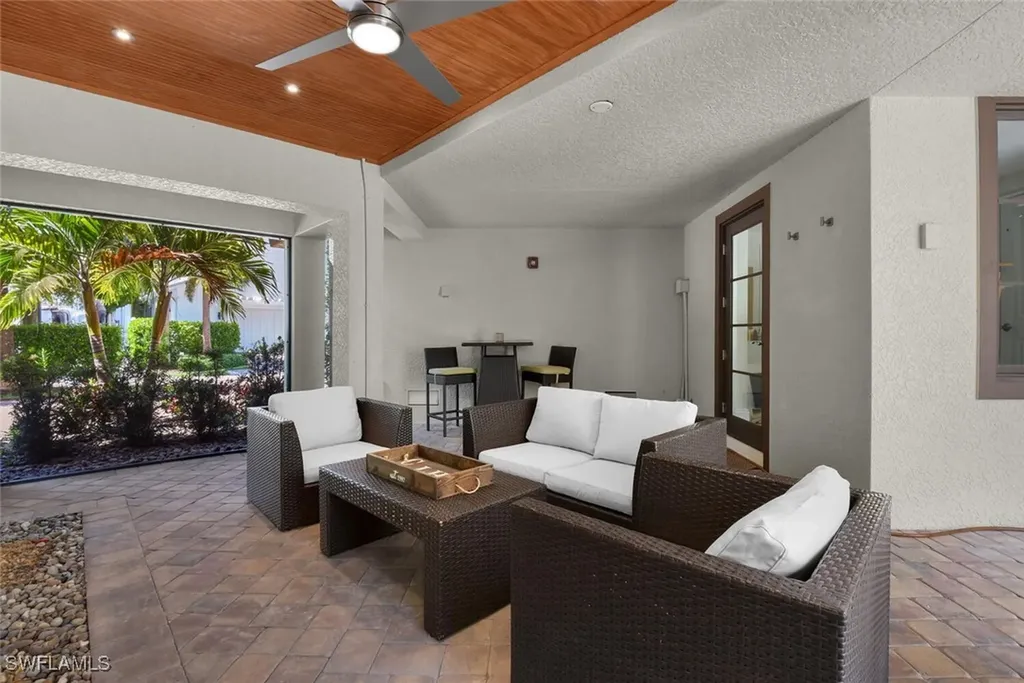 684 10th Avenue S Naples FL 34102