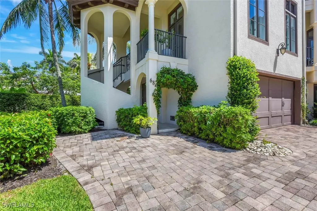 684 10th Avenue S Naples FL 34102