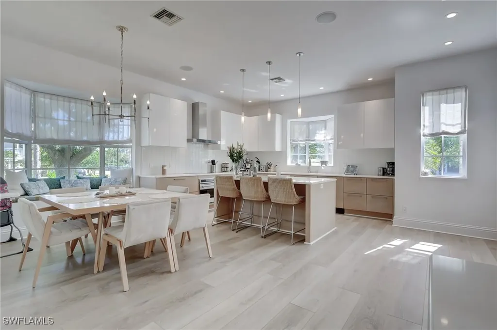 687 9th Avenue S Naples FL 34102